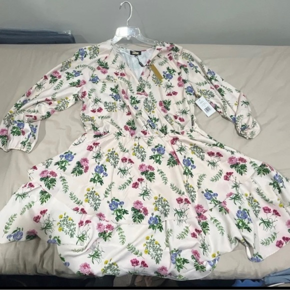 Plus Size Alexia Admor Layla V- Neck Tiered Ruffle Dress - Picture 5 of 7